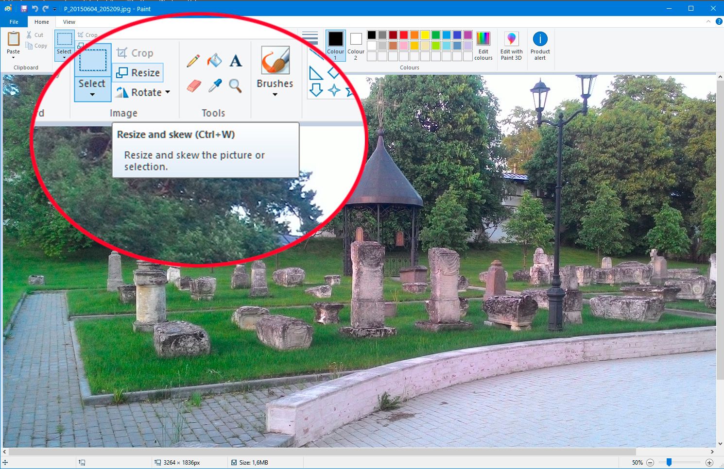 Kliknij na zmień rozmiar w Paint..